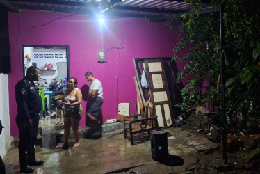 Viviendas y calles quedaron inundadas tras el fuerte aguacero registrado en La Dorada pasada la medianoche de este viernes.