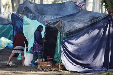 Indígenas en campamentos improvisados, el 15 de enero de 2024, en el Parque Nacional de Bogotá.