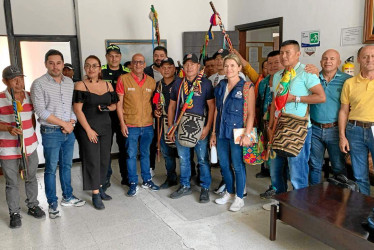 Fotos | Albeiro Rudas | LA PATRIA El alcalde de Anserma, Ómar Reina, reunido en la mesa de concertación con los representantes indígenas.