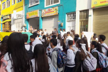 Comunidades educativas, como la del Colrosario de Manzanares, manifestaron su inconformidad por falta de docentes. 