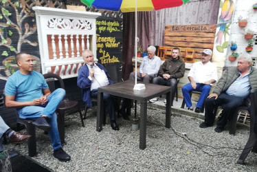 En “La Tertulia”, en Riosucio, se reunieron el exsenador Ómar Yepes Alzate y sus amigos conservadores para un saludo mutuo y analizar la actual situación del país.