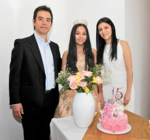 Laura Betancur en compañía de sus padres, Jaime Betancur y Maribel González.
