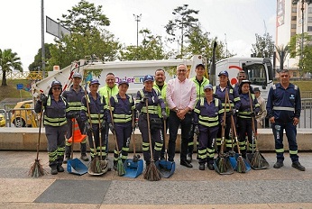 Destacable labor la que cumplieron los operarios de Emas durante la pasada Feria de Manizales y que diseñaron las directivas de la entidad para mantener limpias las calles de la ciudad. Este trabajo lo han hecho siempre durante el evento anual, y este año le sumaron la participación en todos los desfiles con actividades culturales que aprovecharon para enviar mensajes de cultura ciudadana en el manejo de las basuras. Bien por esa medida.