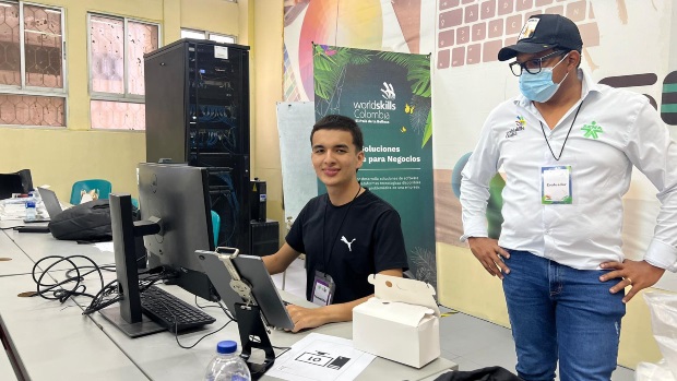 Santiago Luna Méndez, aprendiz del Sena en Análisis y Desarrollo de Software, en el Centro Pecuario y Agroempresarial de La Dorada (Caldas), representará a Colombia en los WorldSkills en Francia. El certamen es conocido como los juegos olímpicos de la formación técnica y tecnología en el mundo. Este joven busca dejar allí el nombre del país en alto en su habilidad de IT Soluciones de Software para Negocios, en la que alcanzó la mayor puntuación durante las eliminatorias nacionales en Barranquilla.