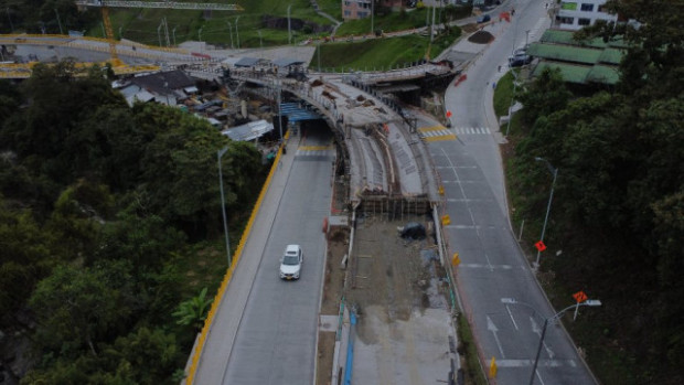 El 29 de este mes vence el contrato del consorcio Los Cedros 2022 para entregar terminado el intercambiador vial, que espera la ciudad desde hace un año, cuando el exalcalde Carlos Mario Marín había prometido culminar esta obra, ni tampoco sucedió con una ampliación del plazo para marzo de este año. La actual Alcaldía, de Jorge Eduardo Rojas, otorgó una prórroga adicional hasta este 29 de diciembre. Falta vaciar losas en concreto e instalar señalización y ornamentación. Se espera que cumplan con obras de la