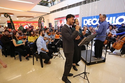 La Orquesta Sinfónica de Caldas se encuentra en su Temporada Navideña en Manizales. Hoy ofrecerá su tercer concierto en el centro comercial Fundadores, a las 4:30 p.m., con una recolecta de juguetes, y mañana habrá otros dos conciertos: a las 2:00 p.m. en la iglesia del barrio Comuneros para la entrega de los juguetes y a las 5:00 p.m. en el Cisco de Bosques del Norte. Cultura haciendo una doble labor social.