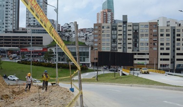 Quedó habilitado el puente que conecta la avenida Kevin Ángel con la Baja Suiza en Manizales, una obra de urbanismo de la constructora Berlín en la que invirtió unos $2 mil millones y que ayudará a descongestionar la zona. Aunque la Alcaldía anunció que iniciará estudios para construir un paso peatonal en el sector, como lo pide la comunidad, se espera que agilice el proceso porque se trata de un punto crítico y peligroso para el tránsito de las personas.