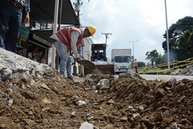 El bulevar del barrio La Enea, que comenzó la anterior Alcaldía, pero no culminó, lo está terminando de ejecutar la actual Administración municipal, sumando espacio de andén a un costado de la avenida. Busca mejorar la ruta hacia el puente peatonal de la Panamericana, sin interrumpir el paso. Las obras deben finalizar el 31 de este mes.