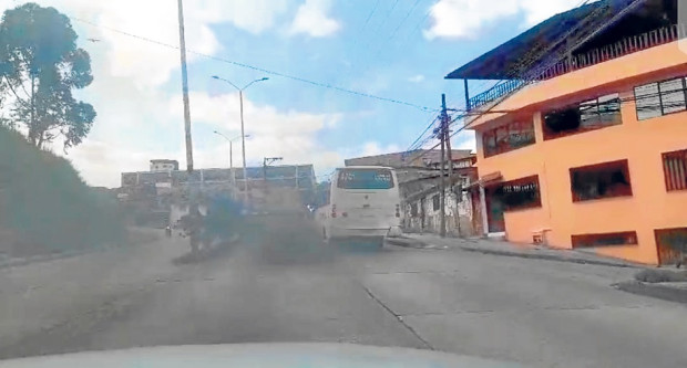 La Secretaría de Movilidad de Manizales y Corpocaldas, como autoridad ambiental, deben incrementar los operativos de control a los vehículos de transporte público que están generando emisiones contaminantes en la ciudad. Este año ya fueron sancionados 13 automotores por no haber pasado la revisión. Sin embargo las quejas ciudadanas por este problema continúan y con toda razón.