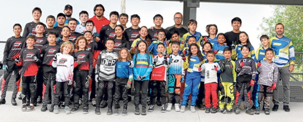 El viernes, con los entrenamientos, comenzó la Copa Nacional de BMX en la pista del Bosque Popular El Prado, que desde ayer y hasta hoy realiza las Válidas III y IV. Son 863 pedalistas, unos 53 caldenses, buscando figuración en las categorías challenger (menores) y championship (élites). Organiza la Comisión Colombiana de BMX.