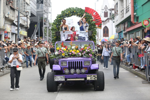 República Dominicana (Nicole Reynoso) y Uruguay (Gala Brajús) no ocultaron su emoción al saludar a los ciudadanos situados en el sector del Parque Caldas. 