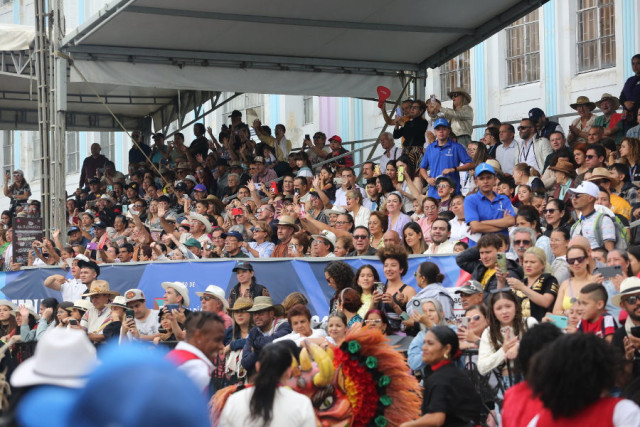 El público de nuevo se instaló en las tribunas metálicas para ver mejor a las candidatas. 