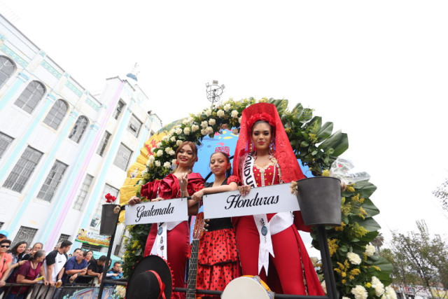 Guatemala (Grecia Murillo) y Honduras (Izza Sevilla) vistieron de rojo y lanzaron claveles a su paso. 