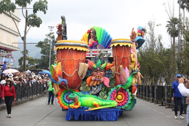 Los artesanos de Pasto (Nariño) participaron en el recorrido con cuatro grandes carrozas.