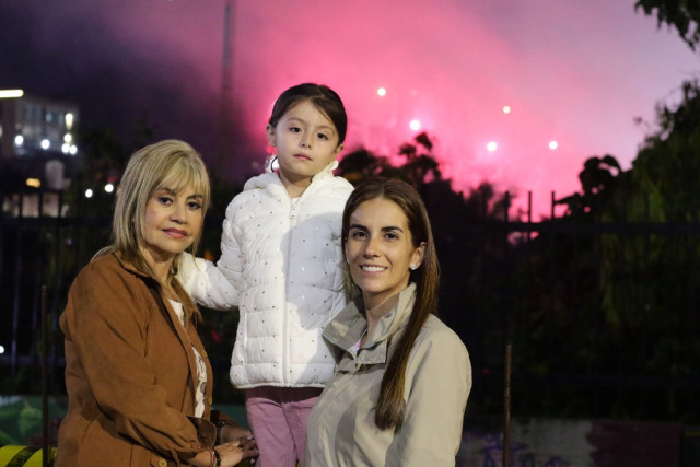 Gloria Zapata Hernández, Mariana Castrillón Osorio y Juliana Osorio Zapata posaron con el espectáculo de fondo.