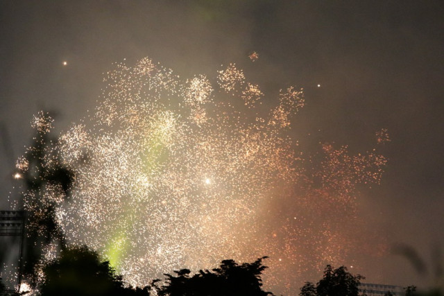 Un bombardeo de pirotecnia bajó el telón del Show de Luces en el Cielo.