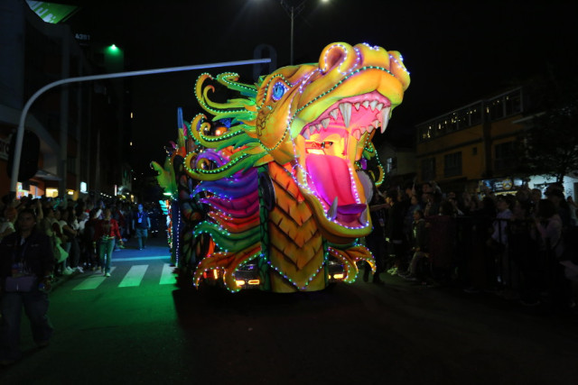 Este enorme dragón hizo que el público sacara sus celulares para registrar su paso por la avenida Santander. 