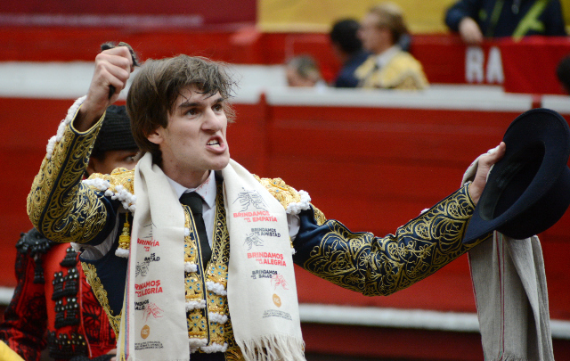 El triunfador de la tarde de ayer, Felipe Miguel Negret exhibe la oreja cortada al novillo Cantinero y exigida fervientemente por el público de la Plaza. 