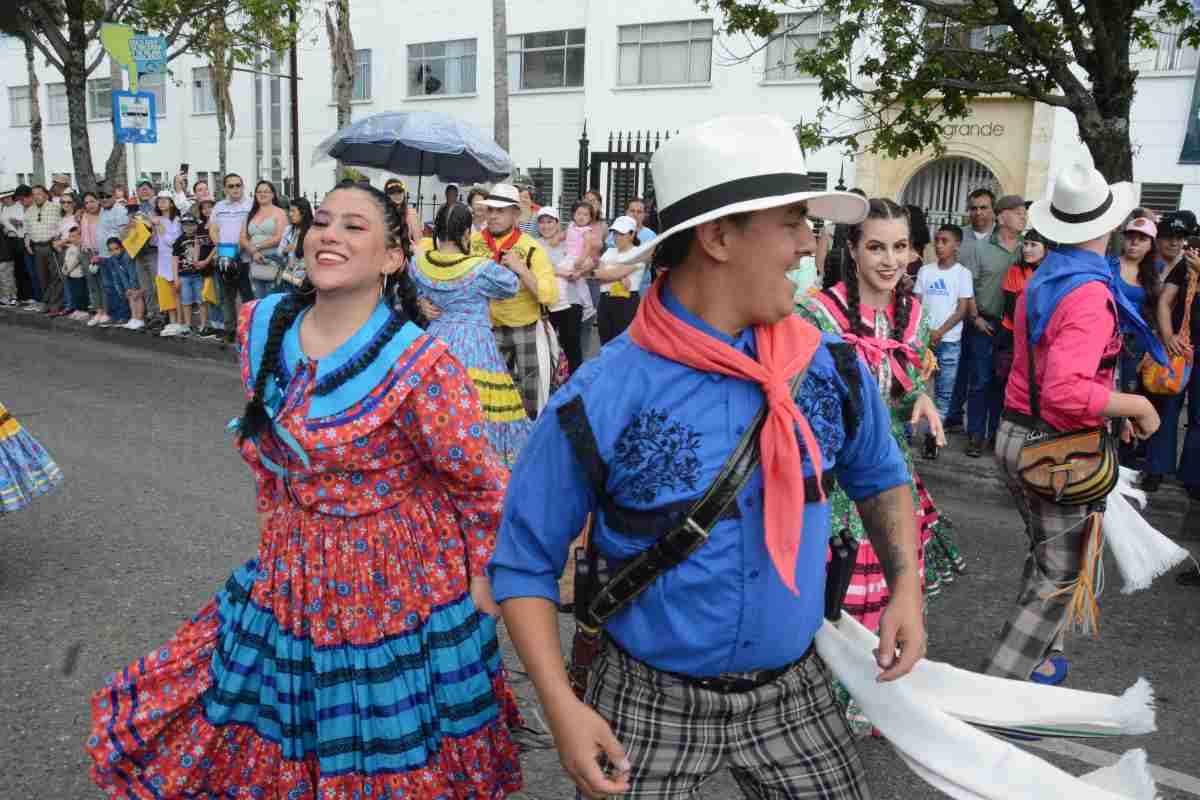 La cultura cafetera y de otras regiones del país que se expone durante los desfiles destaca entre los atractivos de la Feria. 