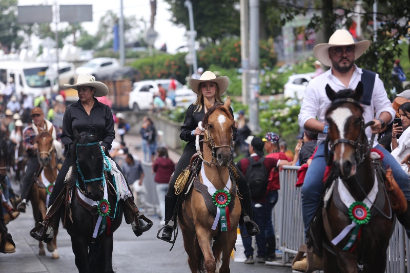 2 mil equinos participan de la cabalgata de la edición 68 de la Feria de Manizales.