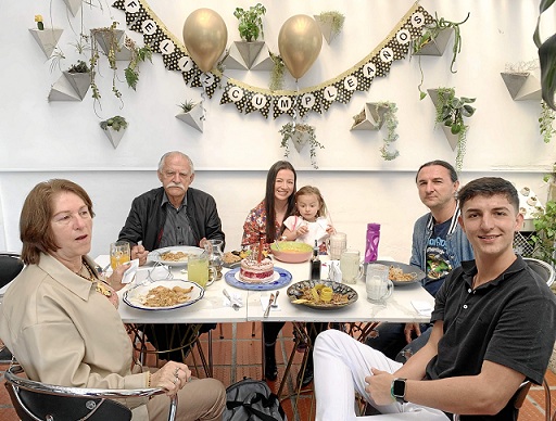 Foto |suscriptor |LA PATRIA Silvio Montes cumplió sus 76 años de edad, rodeado de su familia disfrutaron de un almuerzo.