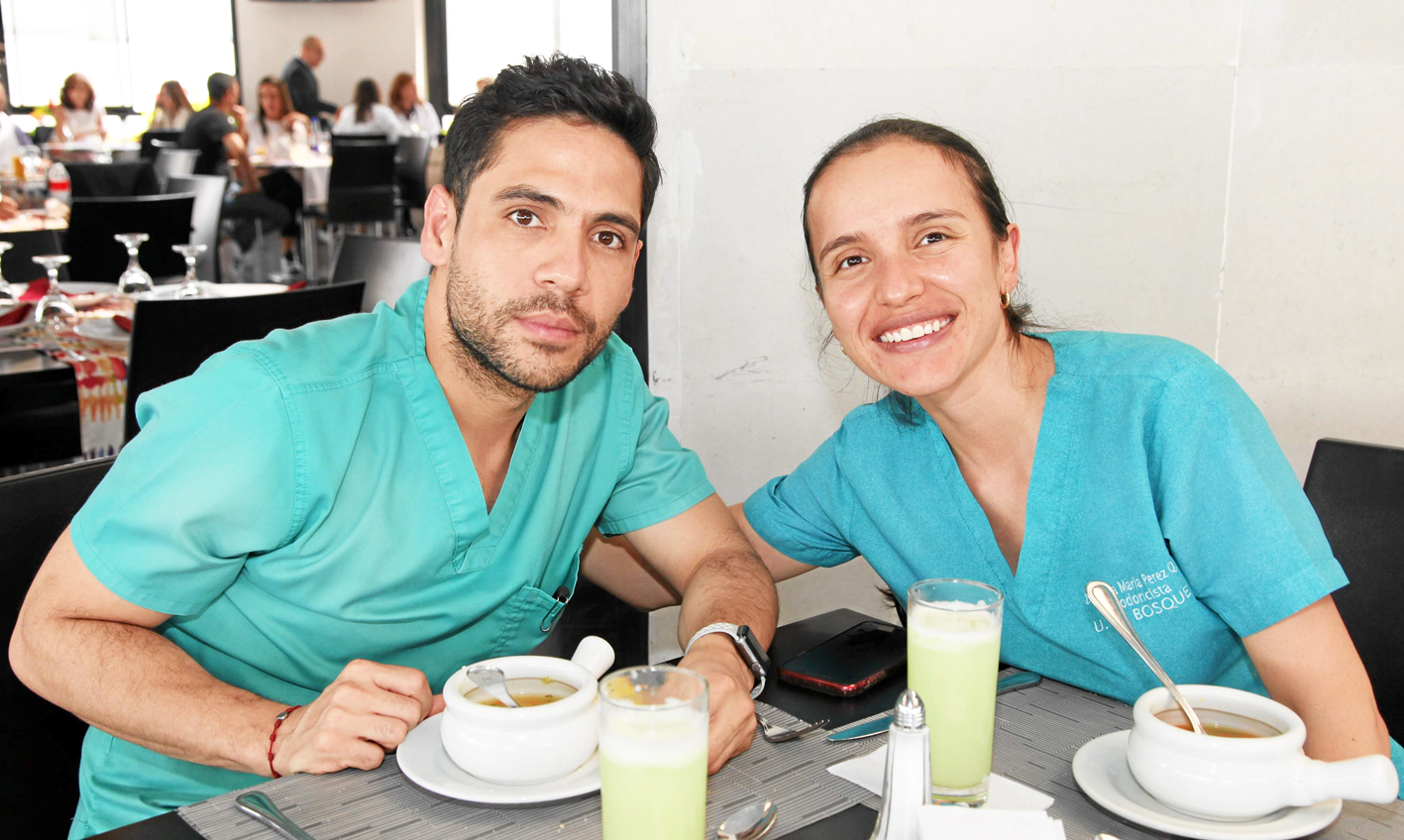 Gabriel Durán y Ana María Pérez, en un almuerzo de amigos en el Club Manizales, de El Cable.