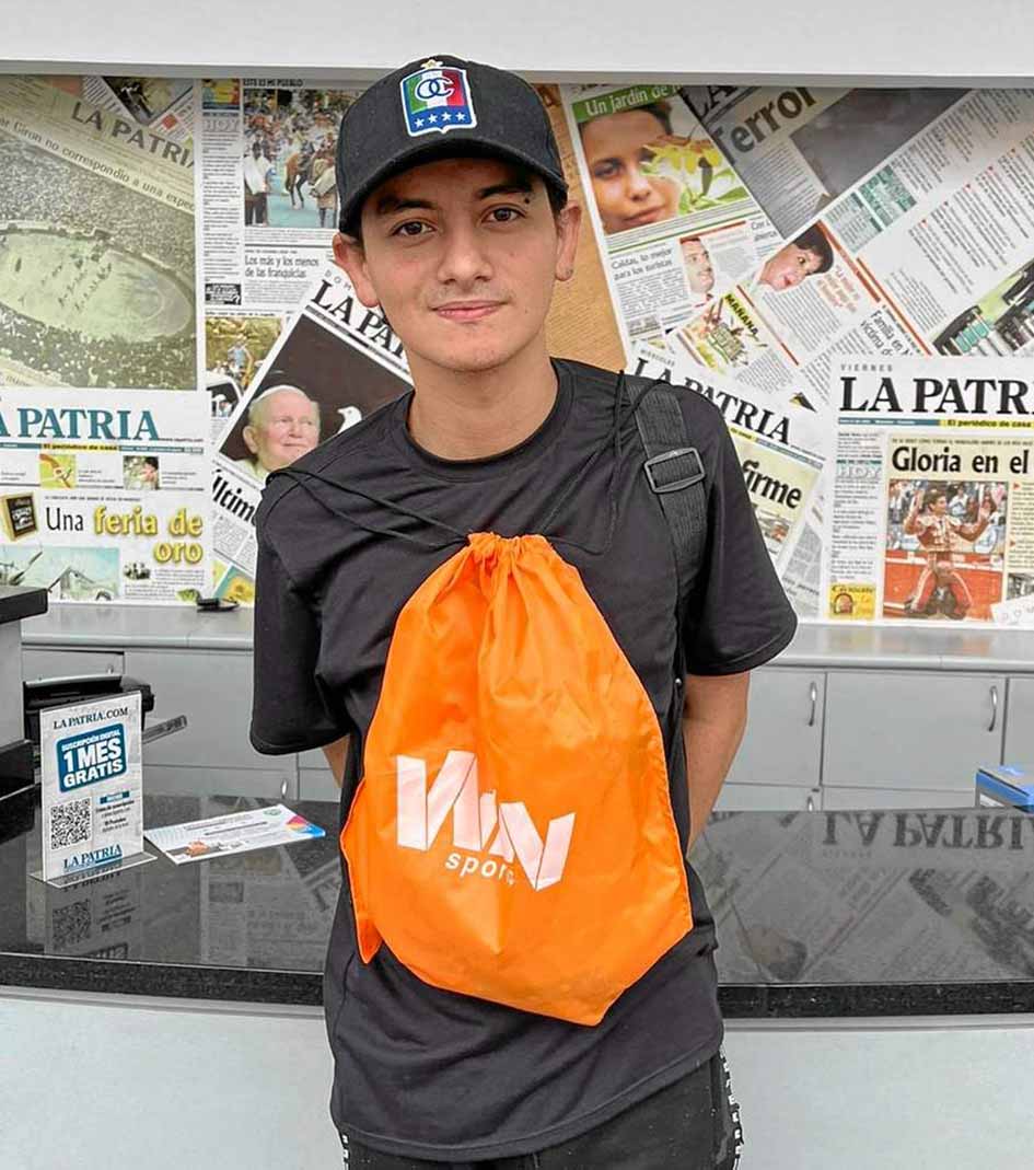 Fotos | LA PATRIA Radio Luis David Patiño se enteró del concurso por redes sociales y no dudó en participar como buen hincha del Once Caldas. Luis asistió al partido en compañía de sus padres.