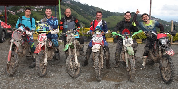 Los motociclistas:Tomás Botero, Bernardo Botero, Diego Armando Bermúdez, Jhon Fredy Suárez, Junior Cárdenas y Andrés Arboleda.