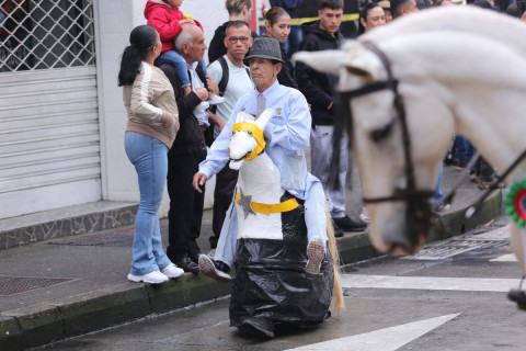 El primer tramo de la cabalgata abarcó la Plaza de Toros, el Parque del Agua y Fundadores.  --P2  Caballistas, espectadores y comerciantes colmaron la carrera 23.  --P3  La sátira también tuvo lugar en la fiesta equina.  --P4  El cuidado de los equinos estuvo a cargo de sus dueños y de la Secretaría de Medio Ambiente de Manizales, que puso a disposición un equipo de reacción inmediata (UPA), una ambulancia y 35 veterinarios.  --P5  150 trabajadores de Emas mantuvieron limpios los 7,2 kilómetros de recorrido.  --P6  Jinetes exhibieron los reconocimientos de sus caballos.  --P7  Familiares y amigos se fotografiaron durante los momentos de espera.  --P8  La Alcaldía de Manizales estableció un plan de seguridad para la cabalgata con 600 policías y 5 empresas de logística con 400 personas.