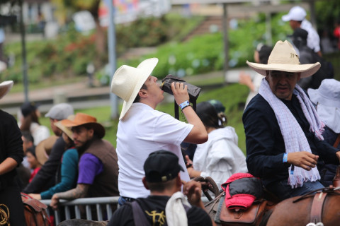 La Alcaldía de Manizales estableció un plan de seguridad para la cabalgata con 600 policías y 5 empresas de logística con 400 personas. Se verificó qué habían bebido algunos caballistas.