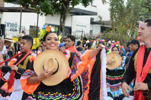 12 agrupaciones de danza folclórica acompañaron el Desfile 