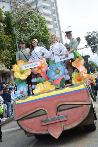 La Reina de la Feria de Manizales acompañó en la carroza a Colombia (Camila Tascón)