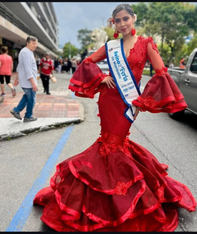 El prototipo de belleza latino de la reina de la 68 Feria de Manizales se ajusta al estilo de las sevillanas con su traje de manola.