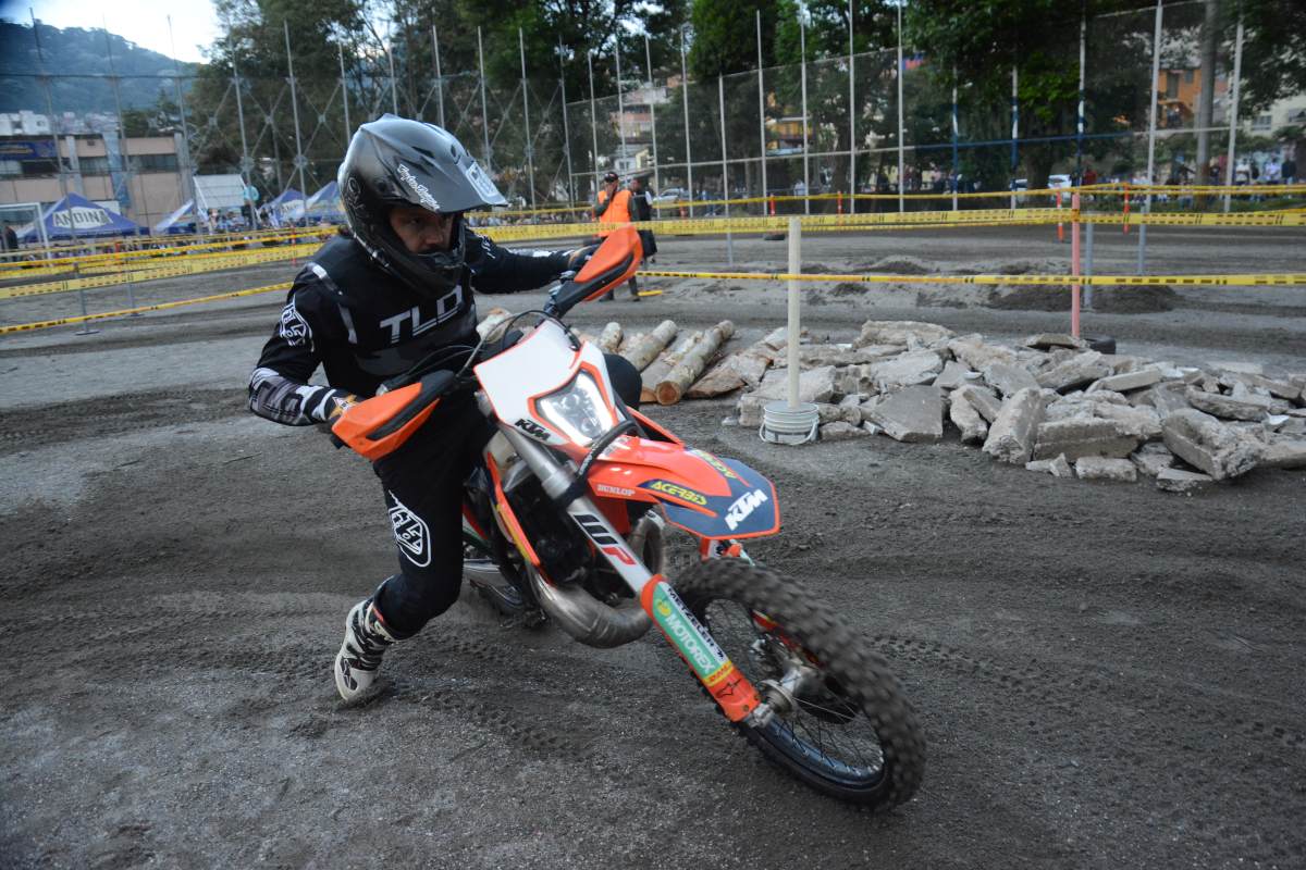 Los motociclistas se enfrentaron a una prueba de obstáculos. Los vehículos de enduro tienen cilindraje de, al menos, 250 centímetros cúbicos.