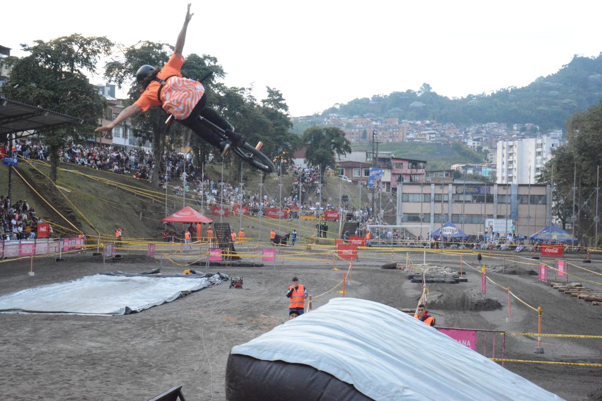 Un grupo de freestyle BMX viajó desde Armenia para volar en La Asunción.