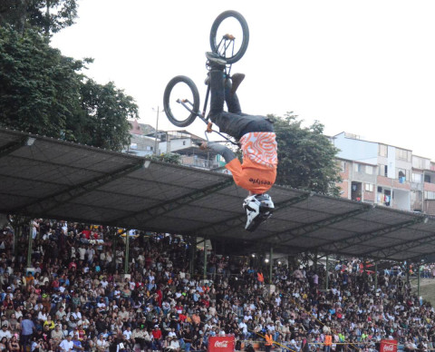 Un grupo de ciclistas también presumió sus backflips.