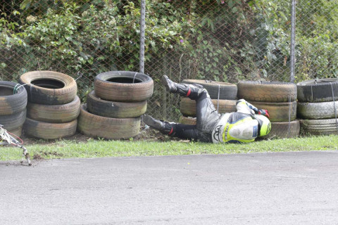 Hubo caídas en tramos de la pista que estaban húmedos tras la lluvia.