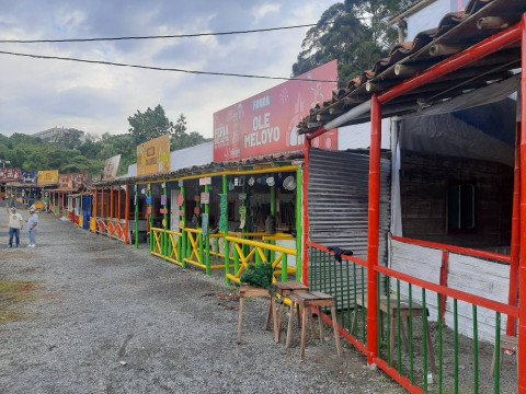 La vía está cerrada por una actividad de la Feria de Manizales 2025. La Alcaldía sugiere un camino provisional.