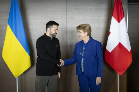 El presidente ucraniano, Volodímir Zelenski, y la presidenta de la Confederación Suiza, Viola Amherd, estrechándose la mano en el complejo hotelero del Bürgenstock. 