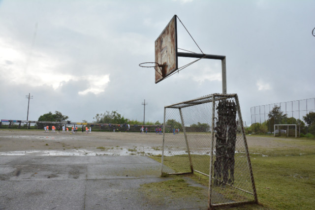 Las cestas de baloncesto se encuentran oxidadas y sin mantenimiento. 