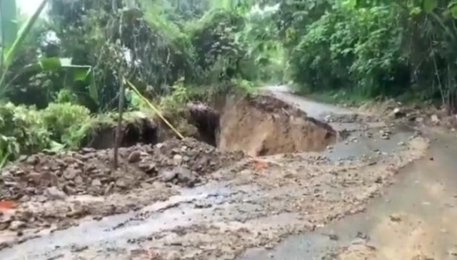 Siguen afectados tramos de la carretera que de La Merced conduce a La Felisa.