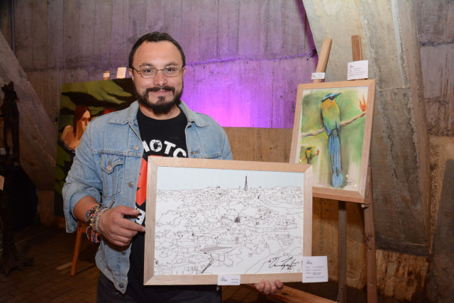 Artista de Chinchiná muestra sus cuadros en el Monumento a Los Colonizadores 