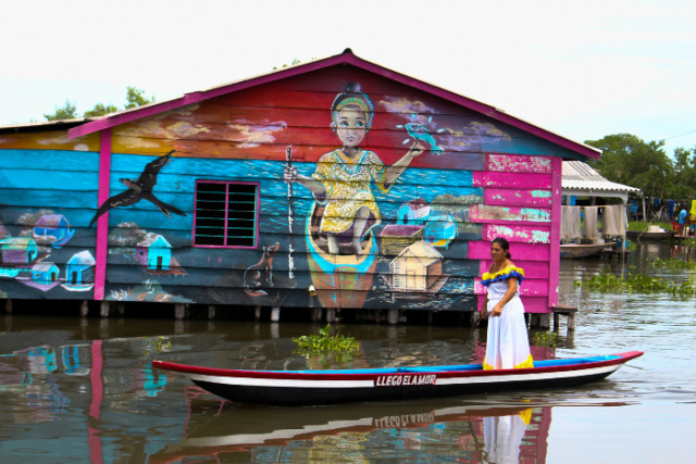 En los pueblos palafitos de la Ciénaga de Santa Marta el único medio de transporte son sus canoas.