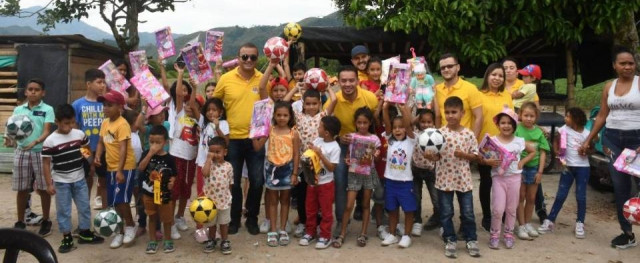 En las veredas los niños reciben regalos recogidos por el grupo Solidaridad por Anserma.