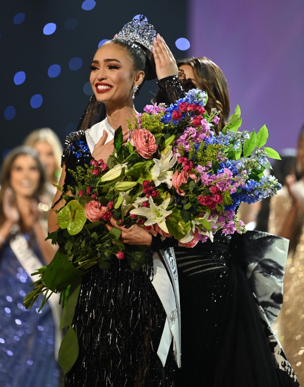 R'Bonney Gabriel tras ganar Miss Universo.
