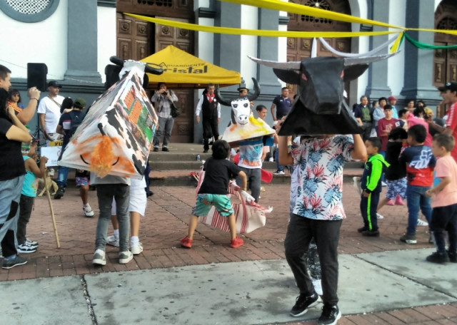 Corraleja de niños, frente al templo de Candelaria. Las faenas de los pequeños, inspiraron aplausos y ternura, entre los espectadores.