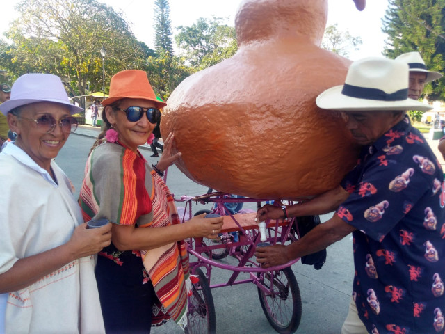 La barra carnavalera Curramba ofreció degustación de guarapo y permitio que la gente se tomara fotos e hiciera videos, con el Calabazo.