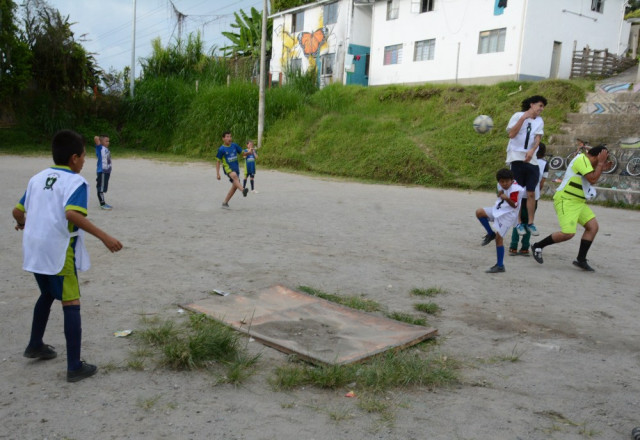 Foto | Freddy Arango | LA PATRIA  La comunidad exige mantenimiento de la cancha. Sostiene que están en juego los derechos de los niños. La cancha la recuperaron hace ocho meses con recursos propios.