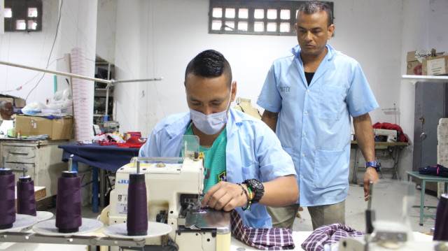 José Francisco Pérez es uno de los encargados del taller de sastrería. Allí supervisa el trabajo de sus compañeros en la elaboración de los bóxers.