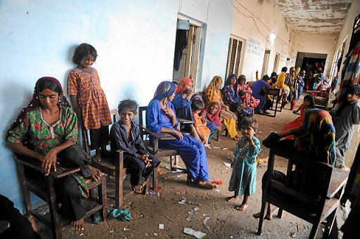 Personas evacuadas de zonas vulnerables del litoral se refugian en un campamento temporal habilitado por las autoridades, en medio de alertas por el impacto del ciclón Biparjoy, en Badin, provincia de Sindh, Pakistán.